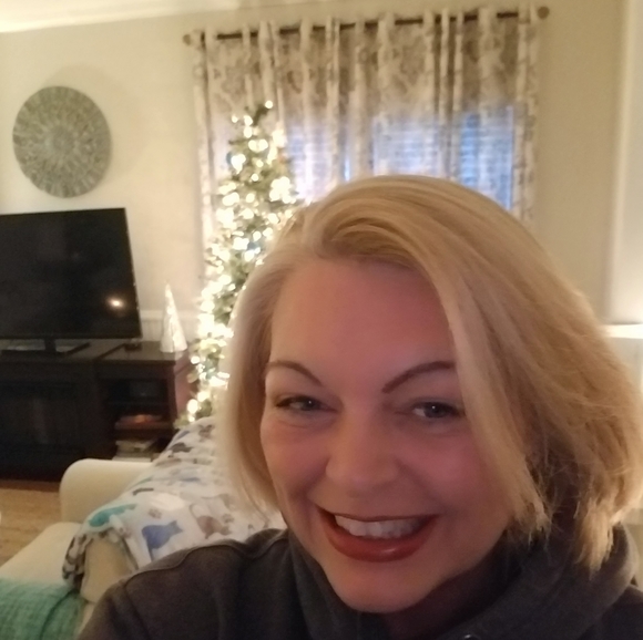 Meet your Posher, Nicole - Picture 1 of 3